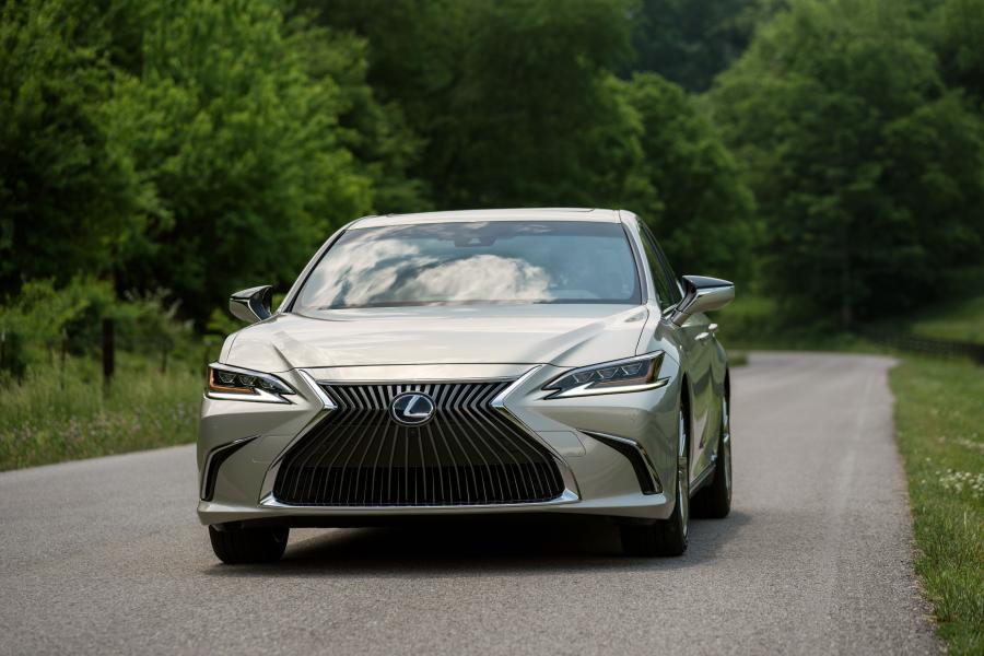  Lexus ES300h 2018 года  (NA) (фото 3 из 41)